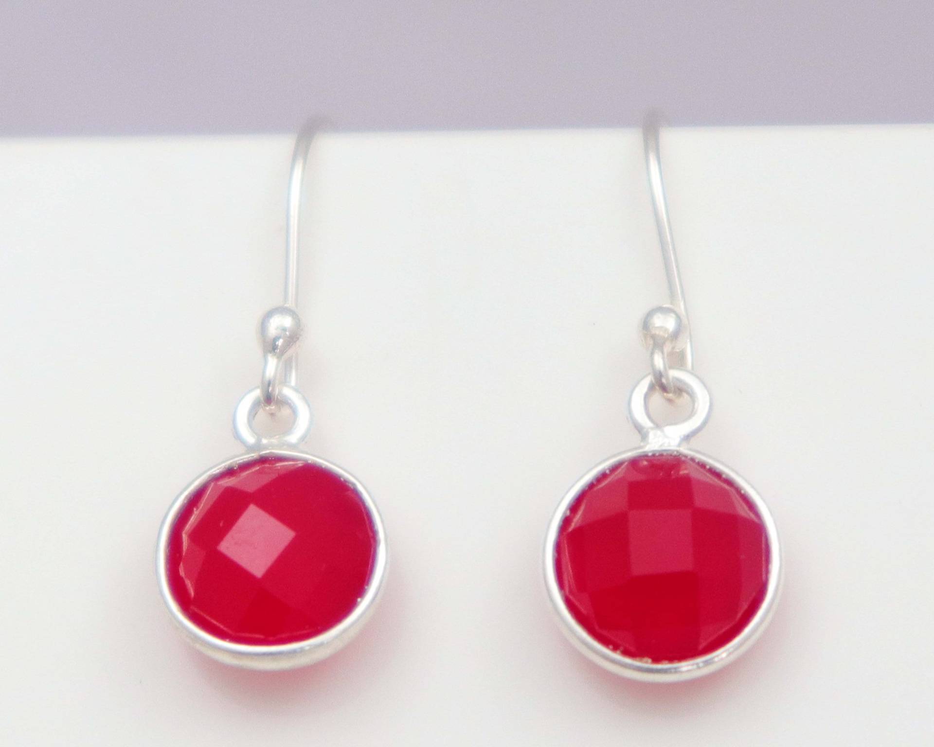 Handgemachte Rubin Chalcedon Sterlingsilber Ohrringe 8 Mm Rund Baumeln Handgemachte Rubin Chalcedon Sterlingsilber Ohrringe 8 Mm Rund Baumeln von UGJEWELLERS