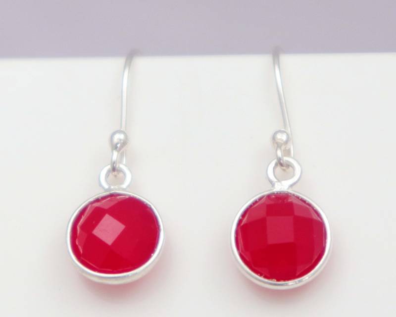 Handgemachte Rubin Chalcedon Sterlingsilber Ohrringe 8 Mm Rund Baumeln Handgemachte Rubin Chalcedon Sterlingsilber Ohrringe 8 Mm Rund Baumeln von UGJEWELLERS