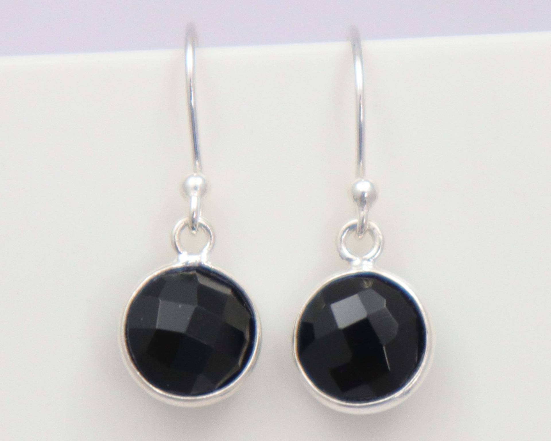 Schwarzer Onyx Sterlingsilber Ohrringe Handgefertigte 8 Mm Briolett-Schmuckstücke Schwarzer Onyx Sterlingsilber Ohrringe Handgefertigte 8 Mm Briolett-Schmuckstücke von UGJEWELLERS