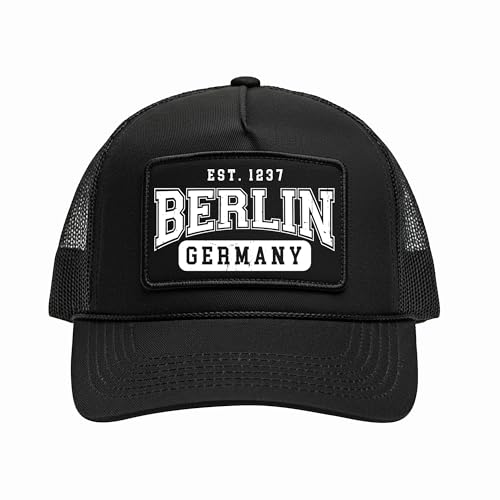 UGLYSHIRT Berlin College City Cap | Verstellbare Basecap Herren – Mütze mit Druck – Schwarze Schirmmütze im Streetwear Look von UGLYSHIRT