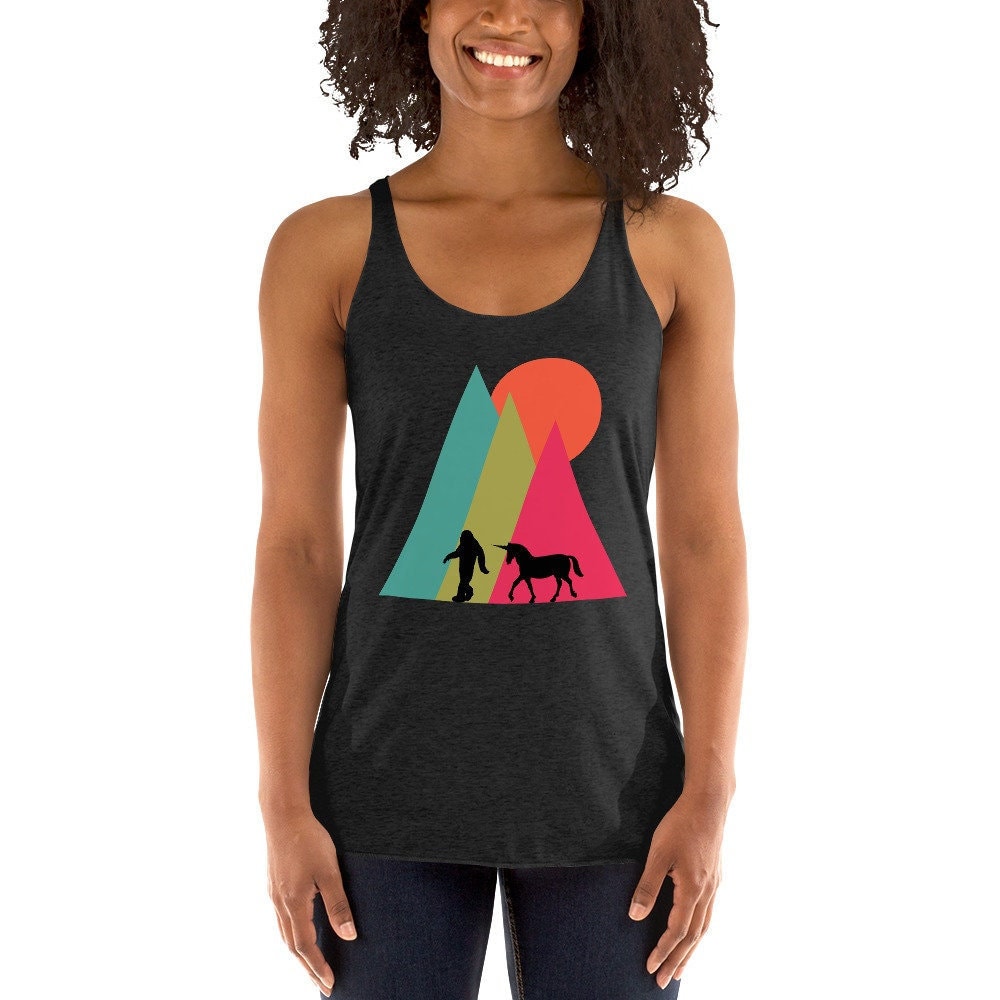 Einhorn Bigfoot Grafik Frauen Racerback Tank Fabelwesen Einhorn Bigfoot Grafik Frauen Racerback Tank Fabelwesen von UGRCollection