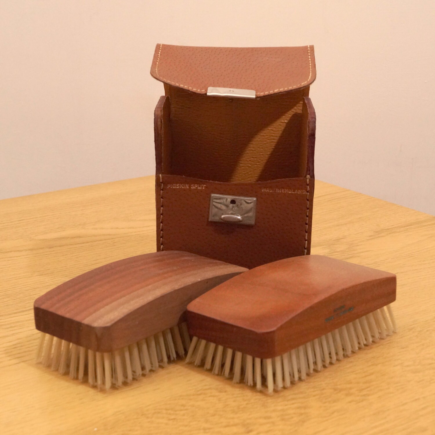 Fellpflege Set - 2 Bürsten Im Lederetui || Vintage Kleines Reiseset Hergestellt in England Spaltetui Aus Schweinsleder von UKAmobile