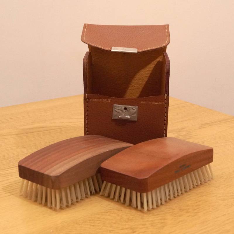 Fellpflege Set - 2 Bürsten Im Lederetui || Vintage Kleines Reiseset Hergestellt in England Spaltetui Aus Schweinsleder Fellpflege Set - 2 Bürsten Im Lederetui || Vintage Kleines Reiseset Hergestellt in England Spaltetui Aus Schweinsleder von UKAmobile