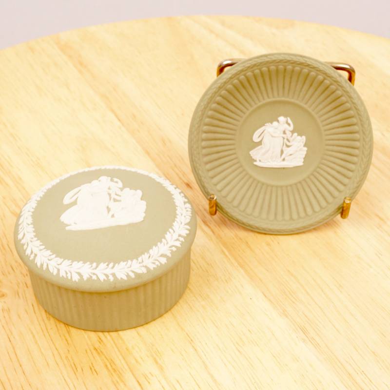 Keramik Dose + Teller || Wedgwood Hergestellt in England Jahrgang Grün, Weiß Göttin-Thema Keramik Dose + Teller || Wedgwood Hergestellt in England Jahrgang Grün, Weiß Göttin-Thema von UKAmobile
