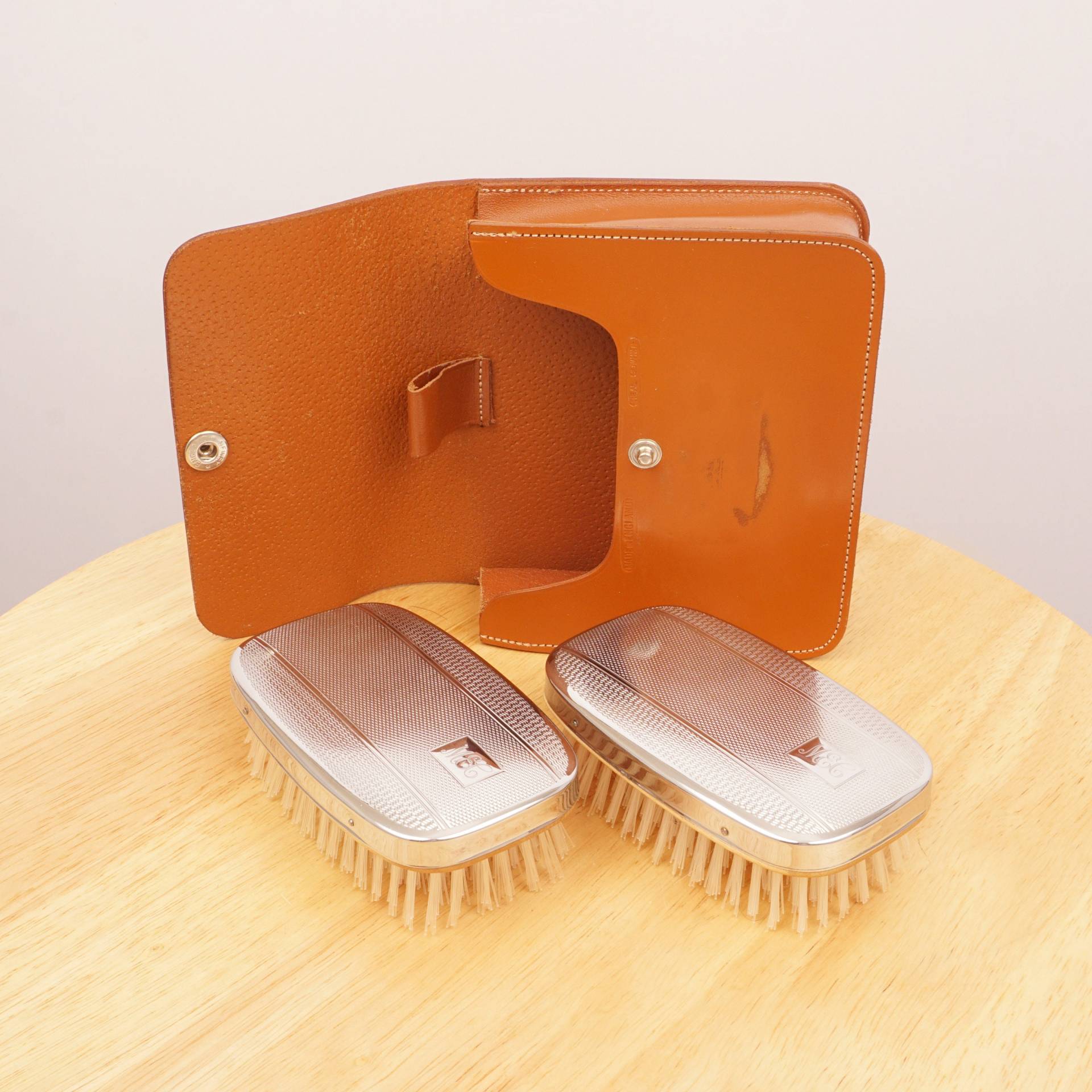 Putzset - 2 Kleiderbürsten || Nylon Hergestellt in England Original Etui Echtes Rindsleder Vintage Reiseset Chrom 2Er Set von UKAmobile