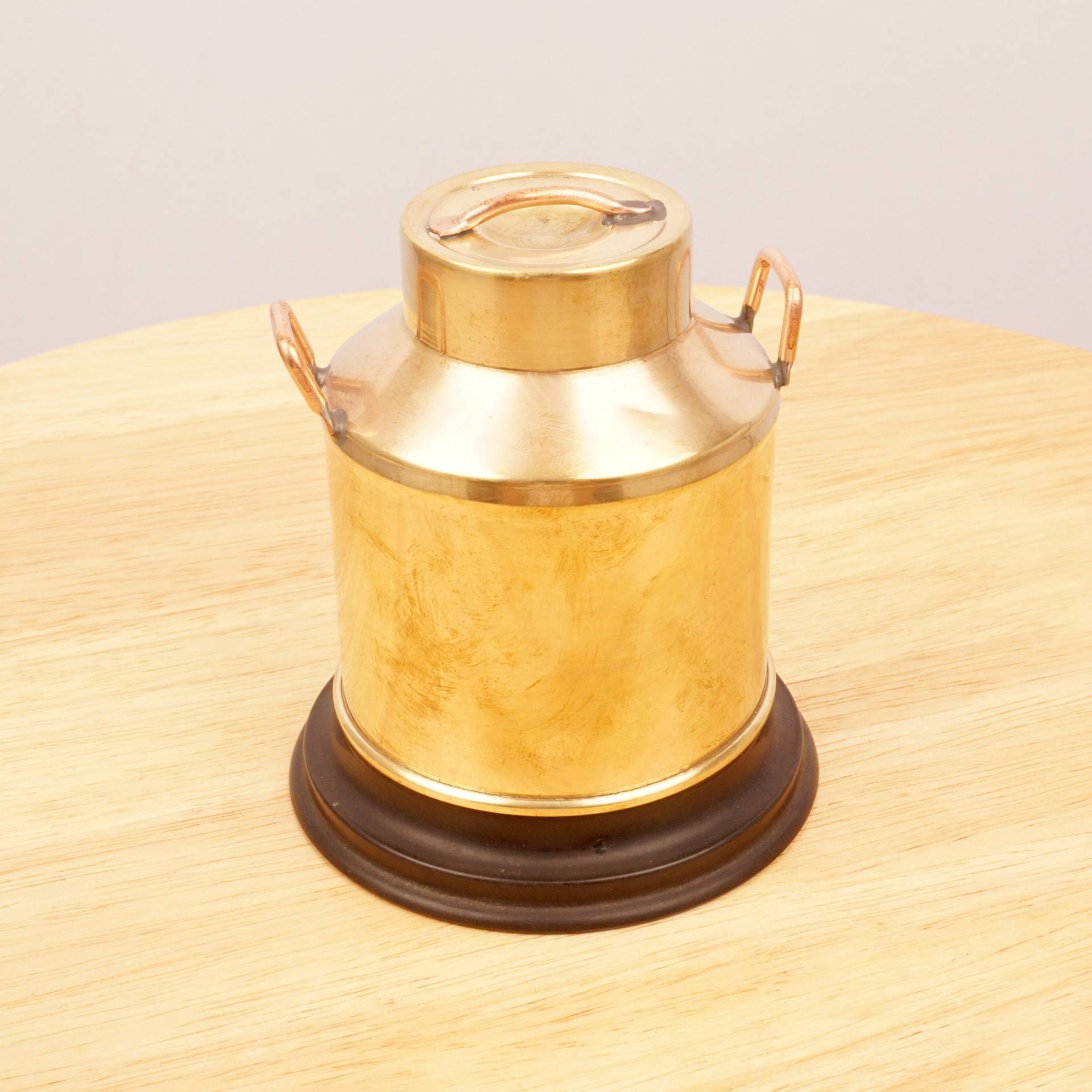 Zigarettenetui/Behälter/Box || Vintage Massives Messing Und Kupfer Schwarze Kunststoffbasis Messingdeckel in Form Einer Milchkanne von UKAmobile