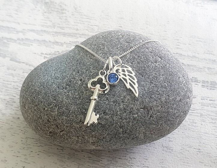 Schlüssel, Engelsflügel, Geburtsstein Kette 925 Sterling Silber, Geschenk Für Frauen von UKCharmedJewellery