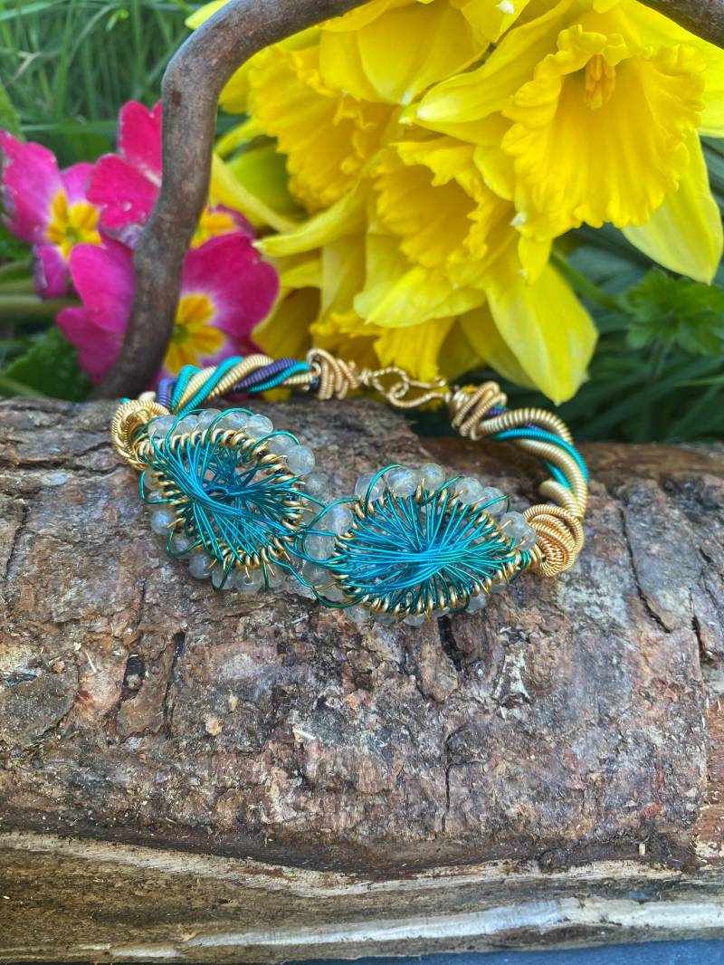 Draht-Armband, Blau Pfau Feder Stil Manschette Armband, Draht Gewickelt Handgefertigte Armreif, Gewebt Einzigartig von UKGemstoned