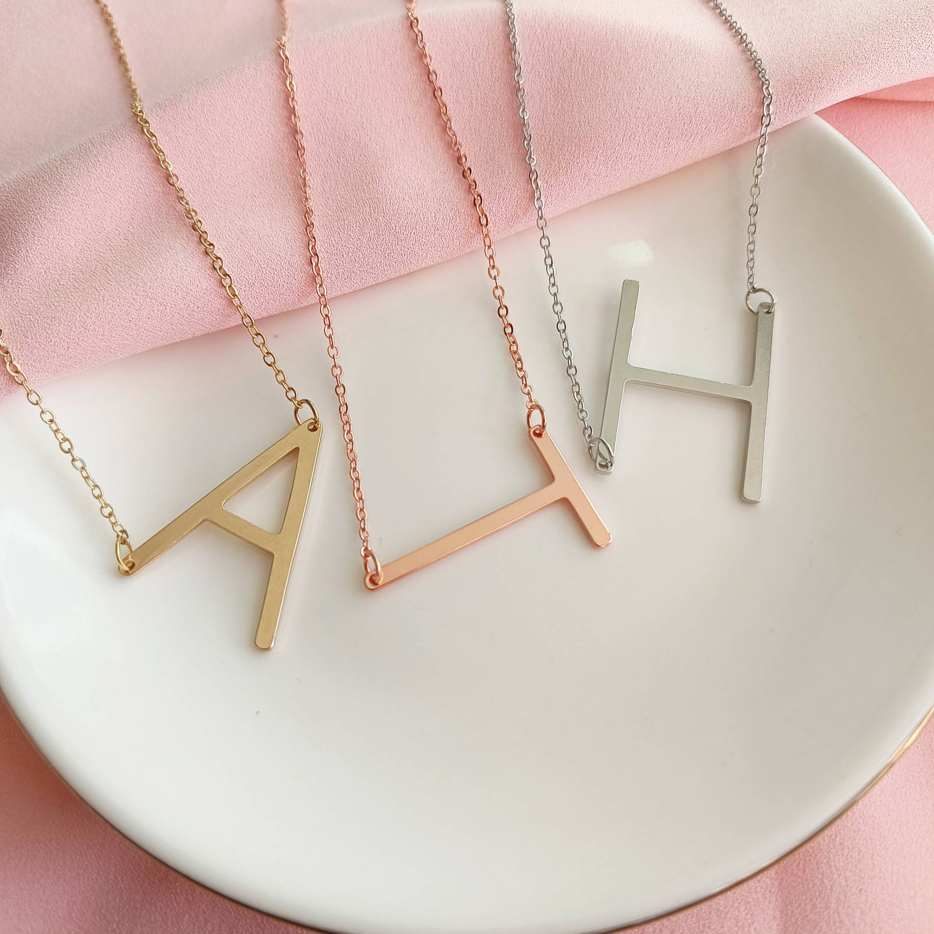 Personalisierte Seitlich Anfangshalskette Goldene Monogrammhalskette Große Buchstabenhalskette Brautjungferngeschenk Personalisierte Seitlich Anfangshalskette Goldene Monogrammhalskette Große Buchstabenhalskette Brautjungferngeschenk von UKREGANSHOP