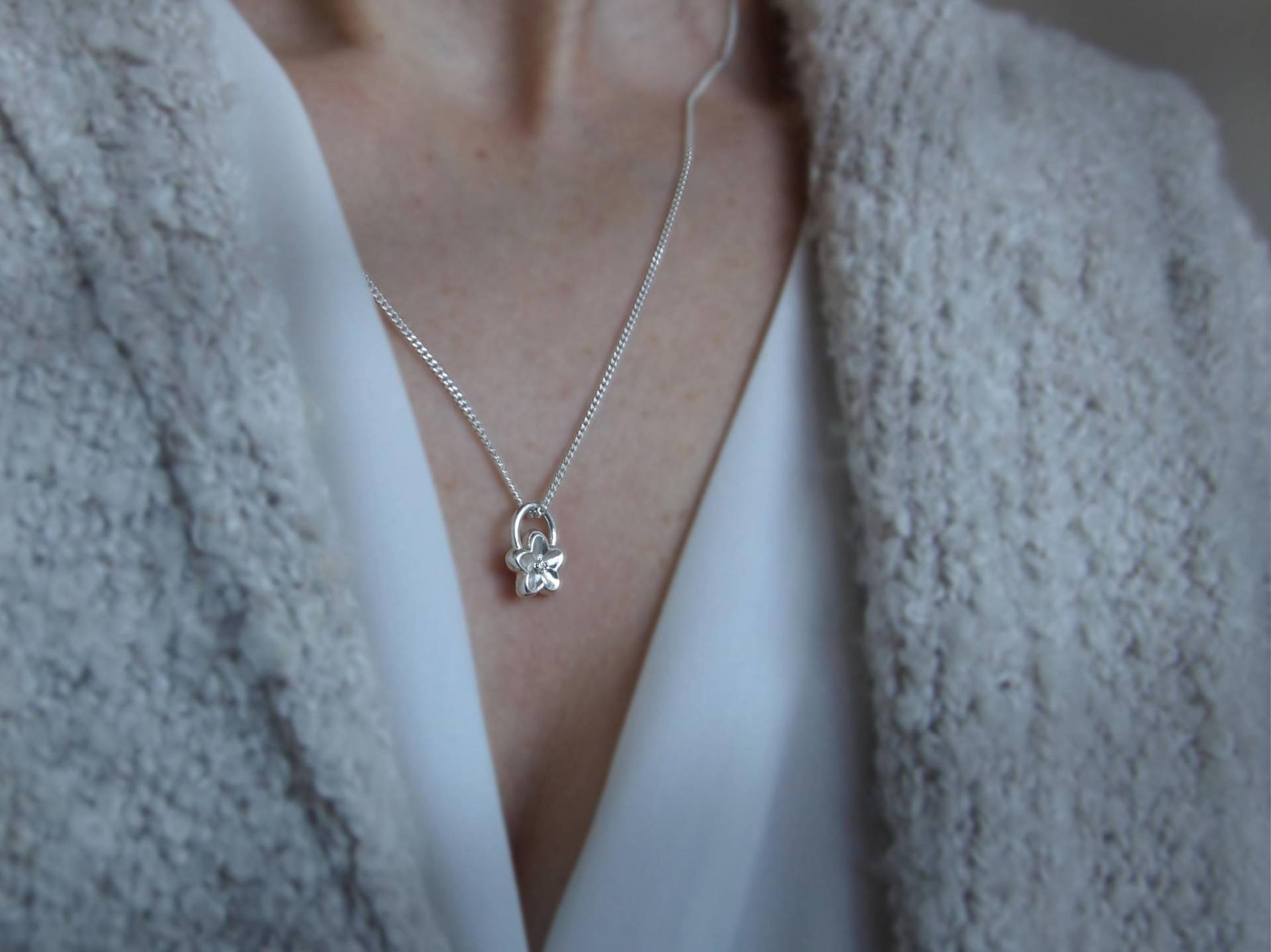Hana - Zarter Blüten - Blumen - Charm Anhänger Mit Gefassten Diamanten, Kombinierbar Kette, Handgefertigt Aus Recyceltem Silber Hana - Zarter Blüten - Blumen - Charm Anhänger Mit Gefassten Diamanten, Kombinierbar Kette, Handgefertigt Aus Recyceltem Silber von UMARIIart