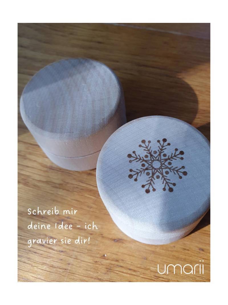 Holz Schmuckbox Mit Wunschgravur - Runde Aufbewahrungsbox Für Ringe, Anhänger, Ohrschmuck, Kette_Durchmesser 50mm, Nachhaltig Holz Schmuckbox Mit Wunschgravur - Runde Aufbewahrungsbox Für Ringe, Anhänger, Ohrschmuck, Kette_Durchmesser 50mm, Nachhaltig von UMARIIart