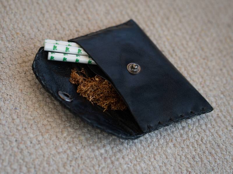 Handgefertigte Mini-Tabaktasche Aus Leder - Schwarz/Braun/Grün/Rot Handgefertigte Mini-Tabaktasche Aus Leder - Schwarz/Braun/Grün/Rot von UNEECOhandcrafts