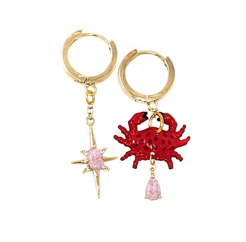 Rote Krabbe Aus Emaille Gepaart Mit Einem 18K Vergoldeten Charm Stern Rosa Stein. Sommer Mismatched Schmuck. Handbemalt von UNEVENGARDEN