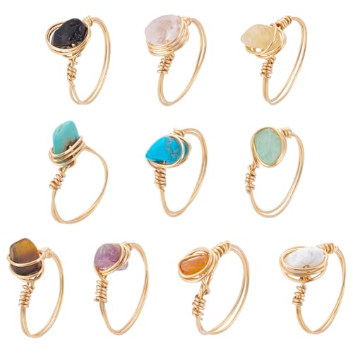 UNICRAFTALE 10 Stück Chakra Kristallringe Für Damen 10 Stile Edelsteinringe Mit Kupferdraht Umwickelter Ring Unregelmäßiger Bunter Edelsteinring Für Frauen (Hellgold) von UNICRAFTALE