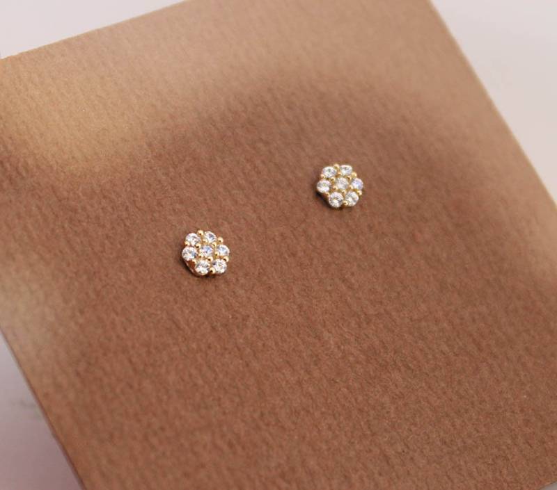 14K Gelbgold Kubikzirkonia Runde Blume Baby Mädchen Kinder Screwback Ohrringe von UNIKearrings