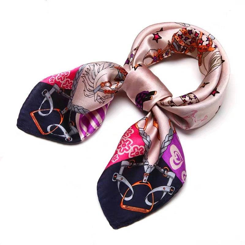 Wagen | Pink-Kleines Quadrat Maulbeerseide Schal von UNIQUE4u2Inc