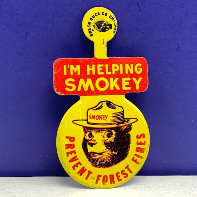 Smokey Der Bär Ich Helfe Ihnen Button Pin Pinback Sammelbare Feuerwehrmannrettung Grüne Ente Chicago Vintage Verhindern Waldbrände 1960 Werbung von UNIQUETREASUREFREAK