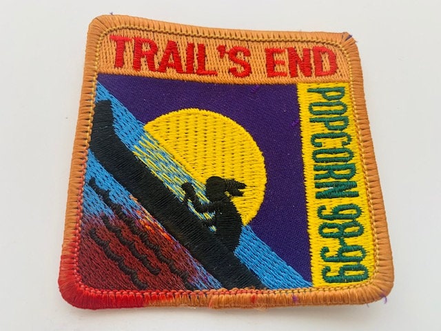 Werbung Patch Sammler Souvenir Erinnerungsstücke Vintage Vtg Nähen Auf Jacke Mantel Weste Seltene Emblem Logo 1998 Trails End Popcorn Native Kanu von UNIQUETREASUREFREAK