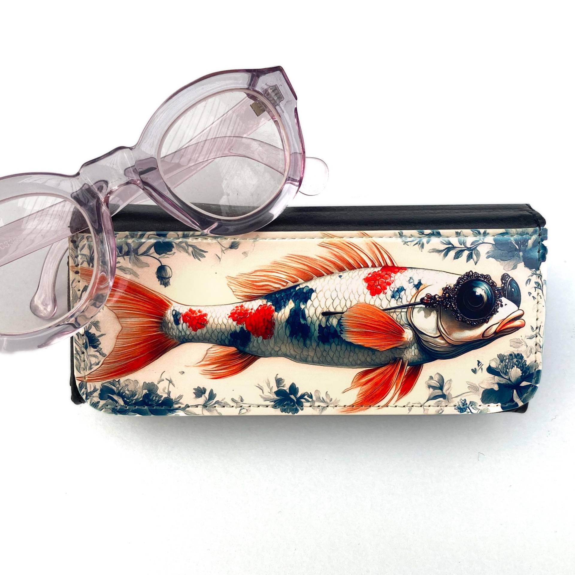 Brillen Box Porzellanmusterdruck, Koi Karpfen, Innenmaße 15x7x2, 5cm, Brillenetui, Sonnenbrillen Dose, Magnetverschluss, Designtipp Brillen Box Porzellanmusterdruck, Koi Karpfen, Innenmaße 15x7x2, 5cm, Brillenetui, Sonnenbrillen Dose, Magnetverschluss, Designtipp von UPdesignShopping