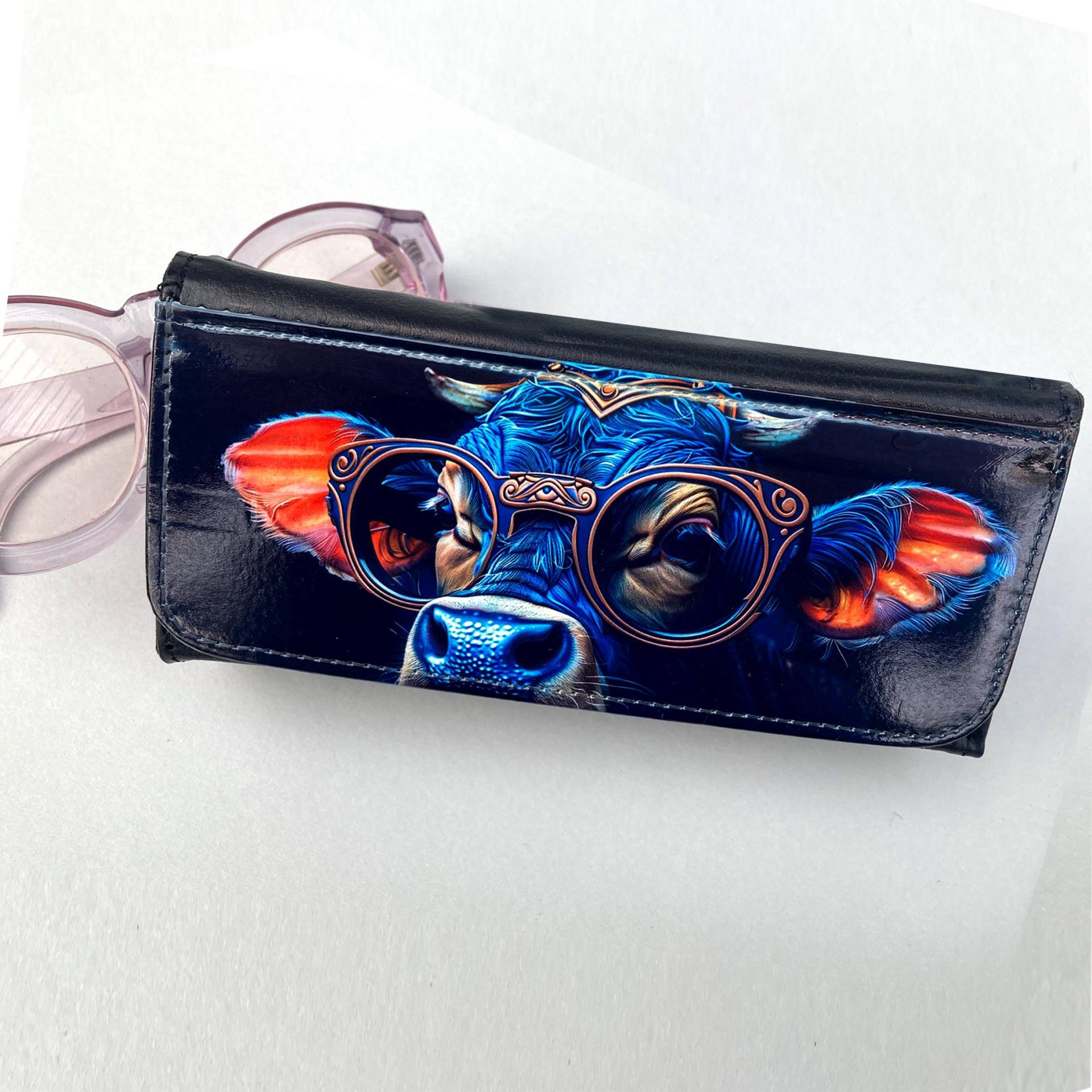 Brillenetui Mit Kuh, Innenmaße 15x7x2, 5 cm, Box Für Sonnenbrille, Originelle Brillenbox, Magnetverschluss, Geschenktipp Brillenetui Mit Kuh, Innenmaße 15x7x2, 5 cm, Box Für Sonnenbrille, Originelle Brillenbox, Magnetverschluss, Geschenktipp von UPdesignShopping