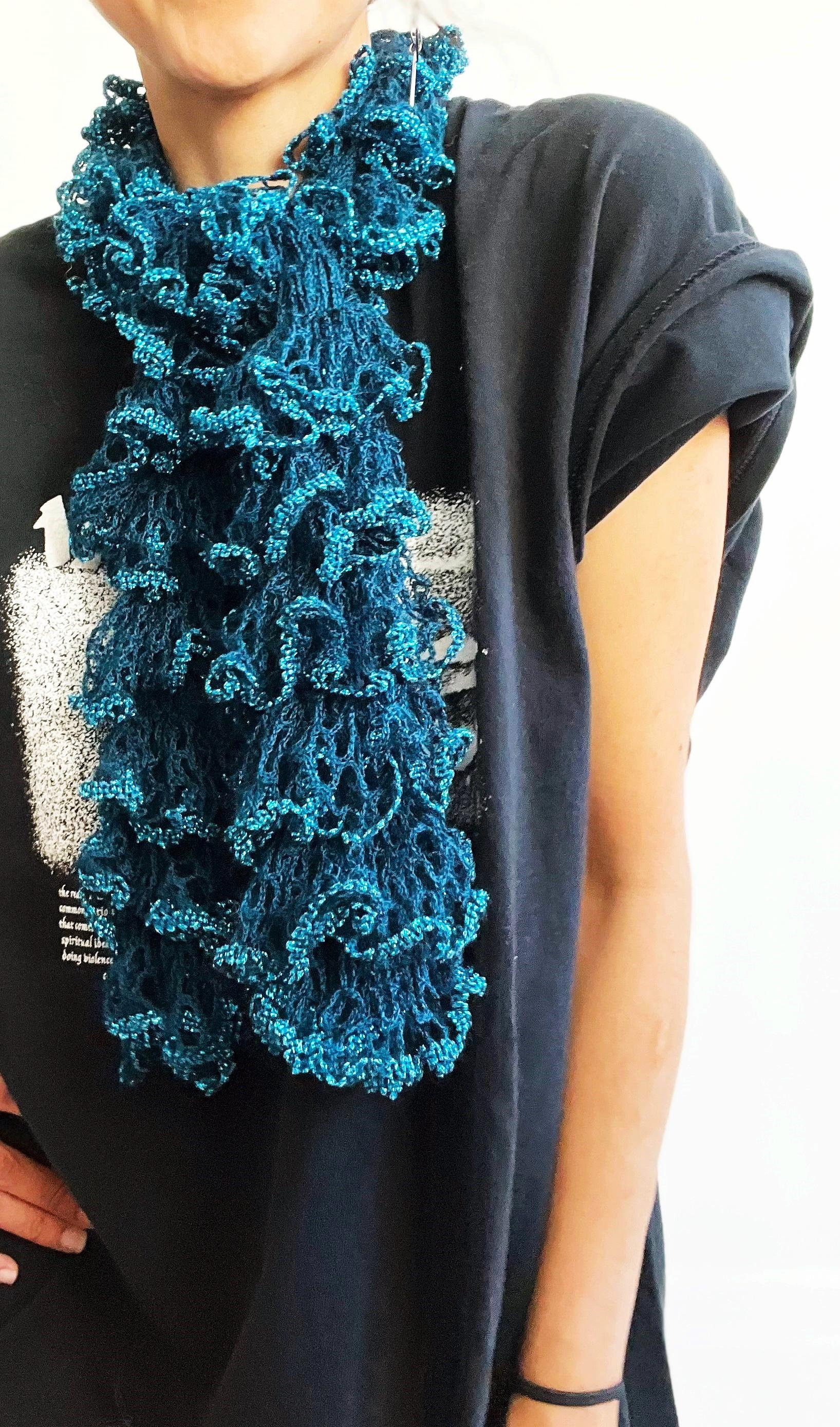 Y2K Mermaid Gerüsst Kragen Skinny Schal - Metallic Electric Aqua Häkelarbeit Boho Halsabnutzung Clown-Rüsche Y2K Mermaid Gerüsst Kragen Skinny Schal - Metallic Electric Aqua Häkelarbeit Boho Halsabnutzung Clown-Rüsche von UR4EVER