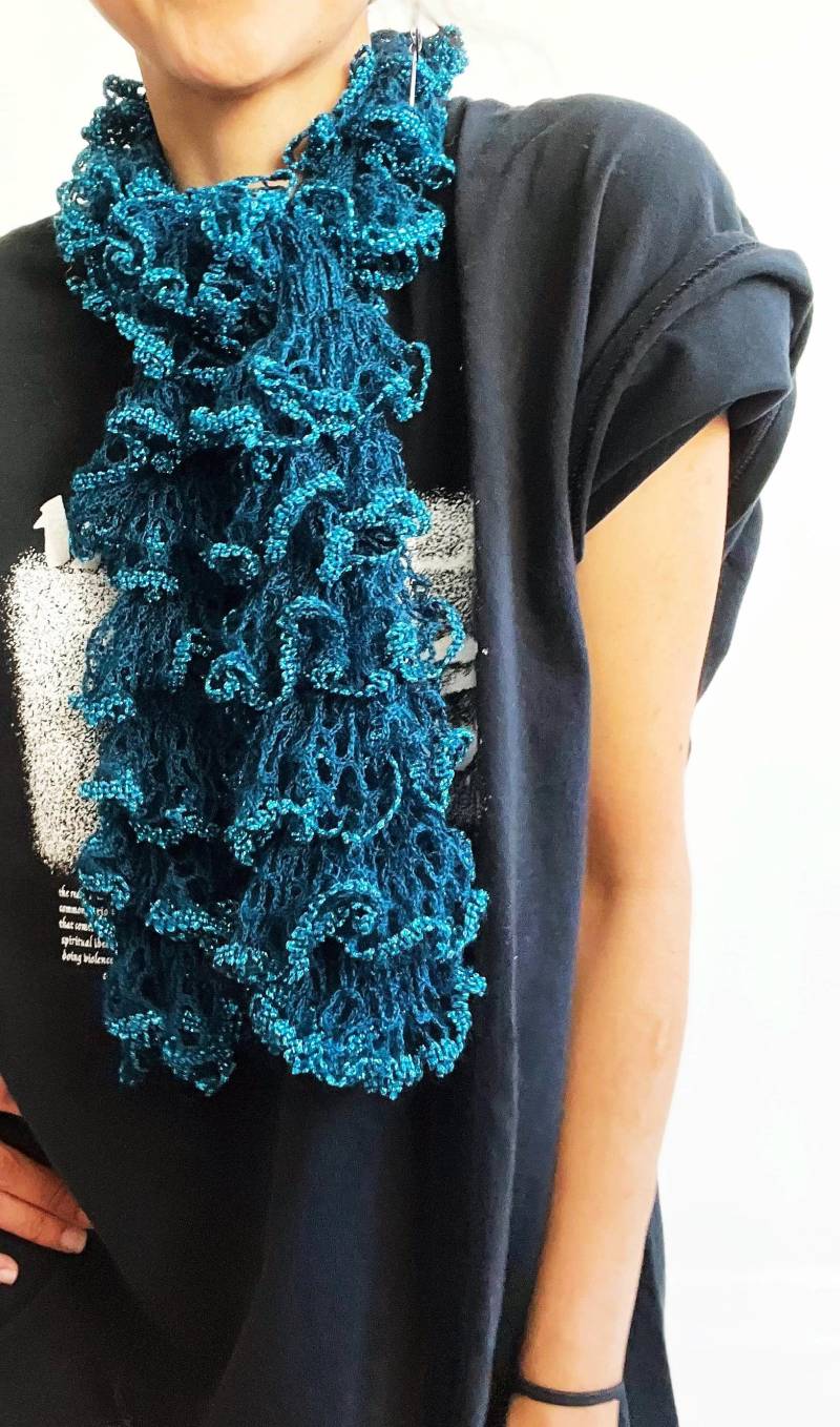 Y2K Mermaid Gerüsst Kragen Skinny Schal - Metallic Electric Aqua Häkelarbeit Boho Halsabnutzung Clown-Rüsche Y2K Mermaid Gerüsst Kragen Skinny Schal - Metallic Electric Aqua Häkelarbeit Boho Halsabnutzung Clown-Rüsche von UR4EVER