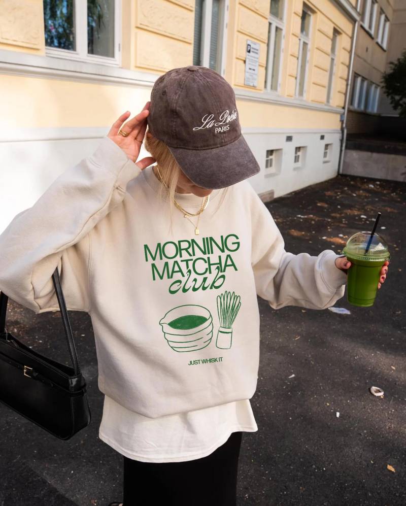 Morning Matcha Club Sweatshirt, Gemütlicher Unisex Rundhalsausschnitt, Lover Pullover von URBANHAUSDESIGN