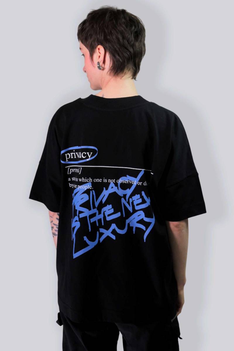 statement Oversize T-Shirt "Offline Is The New Luxury" , Perfekt Für Datenschutz-Fans Und Demonstranten, Unisex in Schwarz von URBANPRIVACY