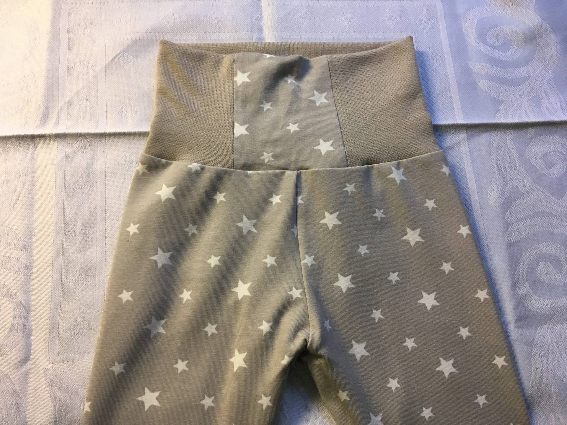 Leggings Fürs Baby Größe 68/74 Aus Weichem Jersey Oeko Tex in Taupe Mit Weißen Sternchen, Bauchbündchen von URIMO