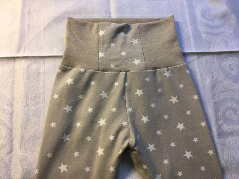 Leggings Fürs Baby Größe 68/74 Aus Weichem Jersey Oeko Tex in Taupe Mit Weißen Sternchen, Bauchbündchen von URIMO