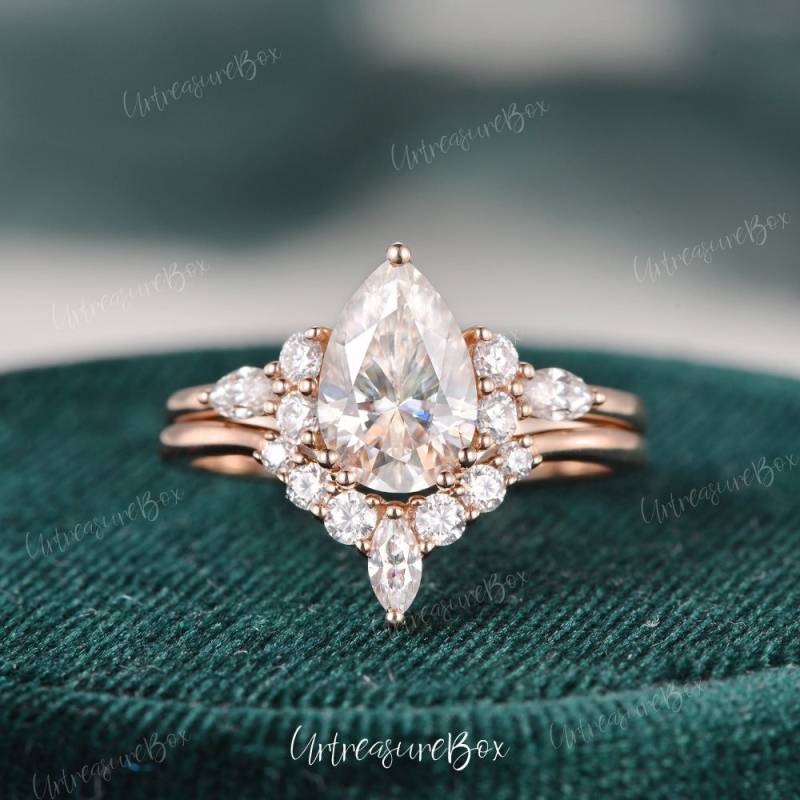 1.5Ct Pear Shaped Moissanit Verlobungsring Set Vintage Roségold Hochzeit Brautring Frauen Marquise Diamant Cluster Ring Versprechen von URTreasureBox