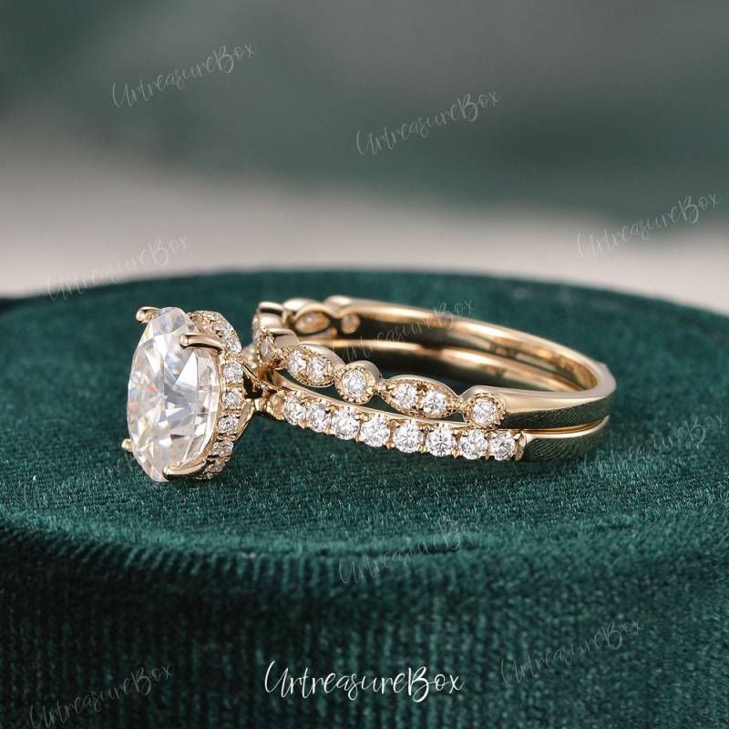 2 Karat Oval Moissanite Verlobungsring Set Vintage Versteckter Halo Ehering Gelbgold Braut Solitaire Versprechen Ring von URTreasureBox