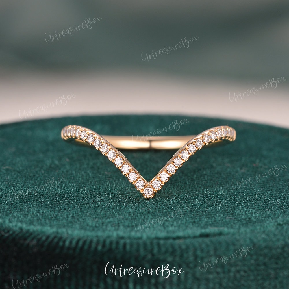 Diamant Pave Band V-Förmige Hochzeitsband Rose Gold Ring-Enhancer Moissanite Gebogene Chevron Classic Matching V Ringe Custom Fit von URTreasureBox