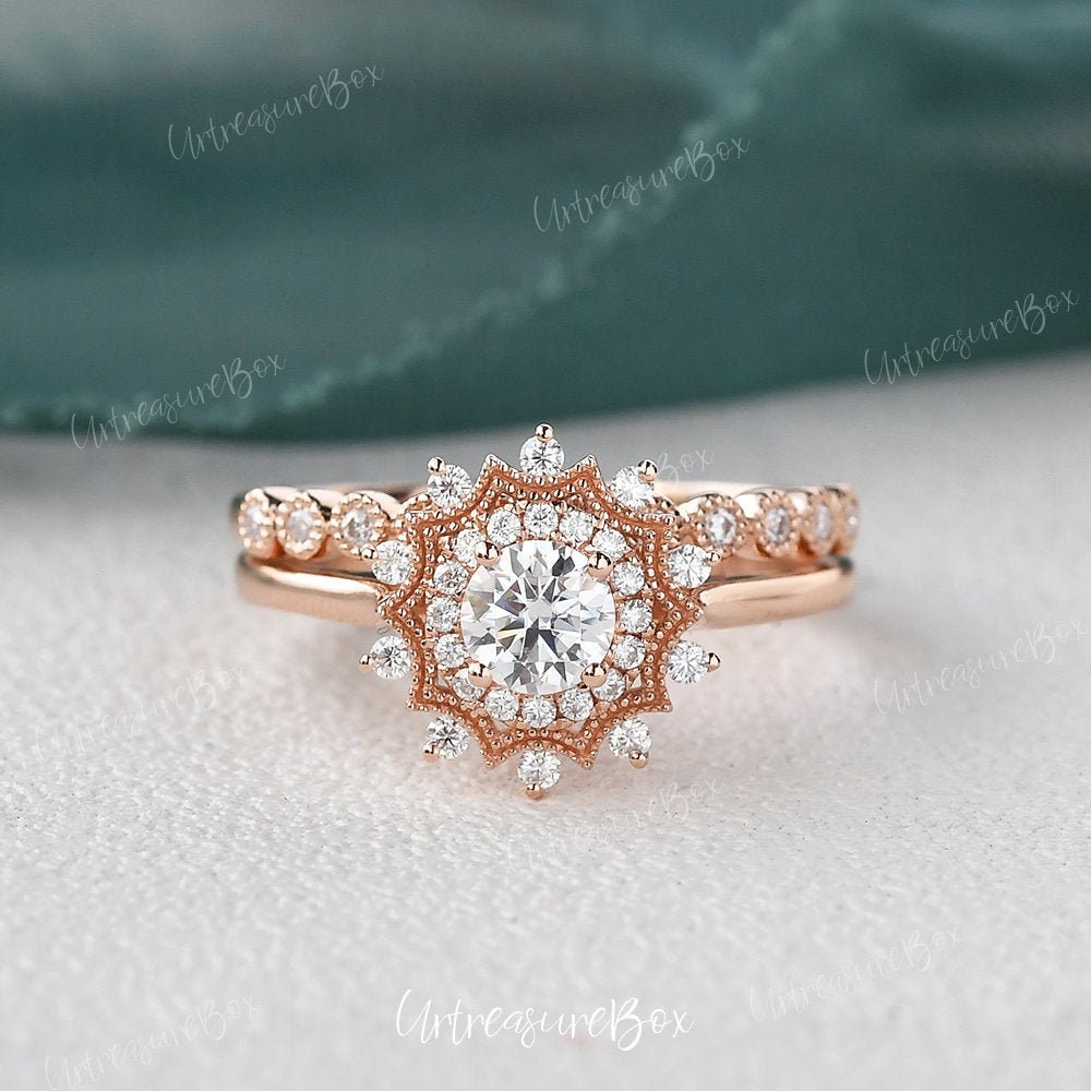 Rose Gold Moissanite Verlobungsring Set Vintage Schneeflocke Braut Art Deco Hochzeit Ring Einzigartige Milgrain Band Stapelbare Versprechen von URTreasureBox