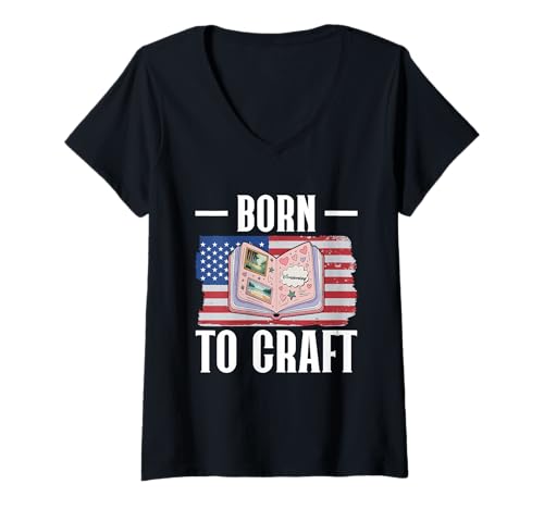 Damen Scrapbooking Born to Craft USA Amerikanische Flagge T-Shirt mit V-Ausschnitt Damen Scrapbooking Born to Craft USA Amerikanische Flagge T-Shirt mit V-Ausschnitt von USA Scrapbooking Design Männer Frauen Kinder