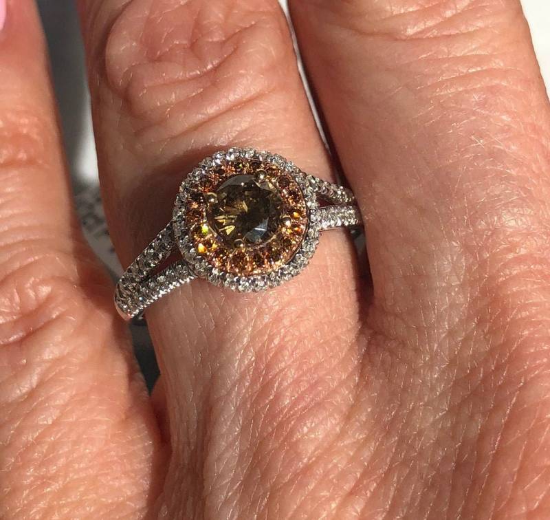 0.96Ctw Champagner Diamant Verlobungsring, 14K Weißgold, Doppelter Halo, Geschlitzter Schaft von USJewelryFactory