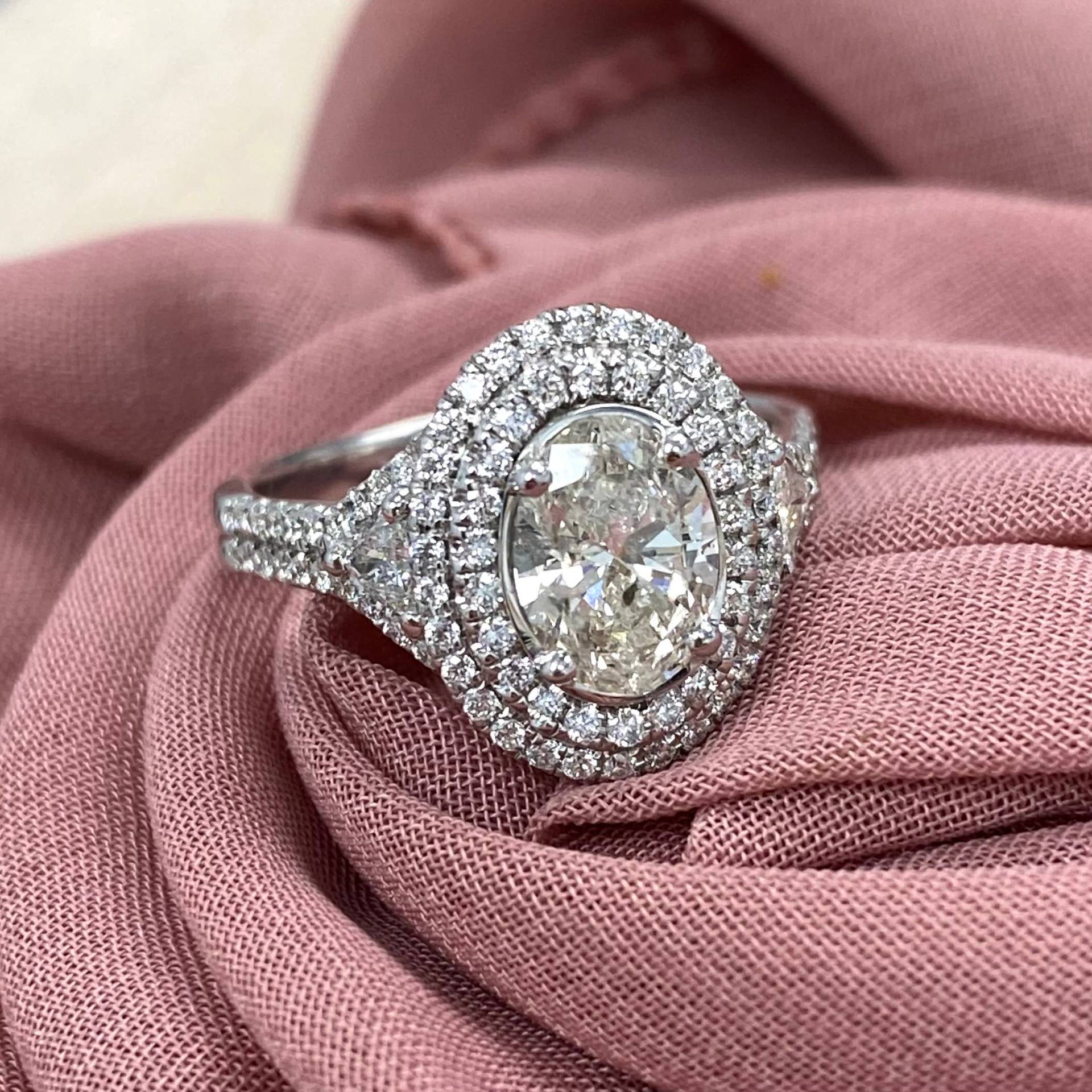 1.84 Tcw Oval Diamant Verlobungsring 18K Weißgold Double Halo, Trillion Seitensteine 1.84 Tcw Oval Diamant Verlobungsring 18K Weißgold Double Halo, Trillion Seitensteine von USJewelryFactory