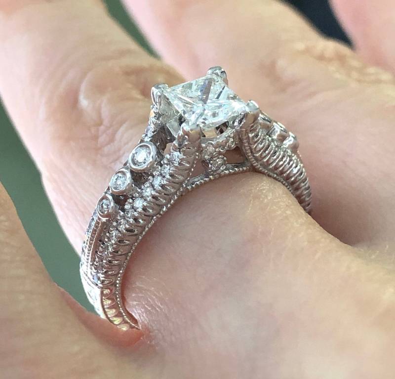 1.20Ctw Diamant Im Princess Cut Verlobungsring, Mit Geteiltem Schaft Aus 14K Weißgold Milgrain-Einfassung von USJewelryFactory