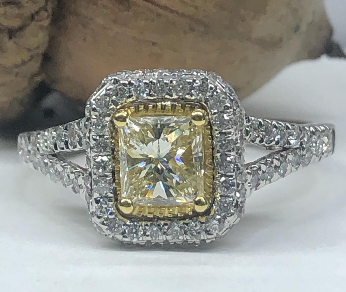 1.29 Ct Halo Strahlenschliff Verlobungsring Mit Gelbem Diamant, Micro Pave Set Split Shank Brautvorschlag Ring, 18K Weißgold 1.29 Ct Halo Strahlenschliff Verlobungsring Mit Gelbem Diamant, Micro Pave Set Split Shank Brautvorschlag Ring, 18K Weißgold von USJewelryFactory