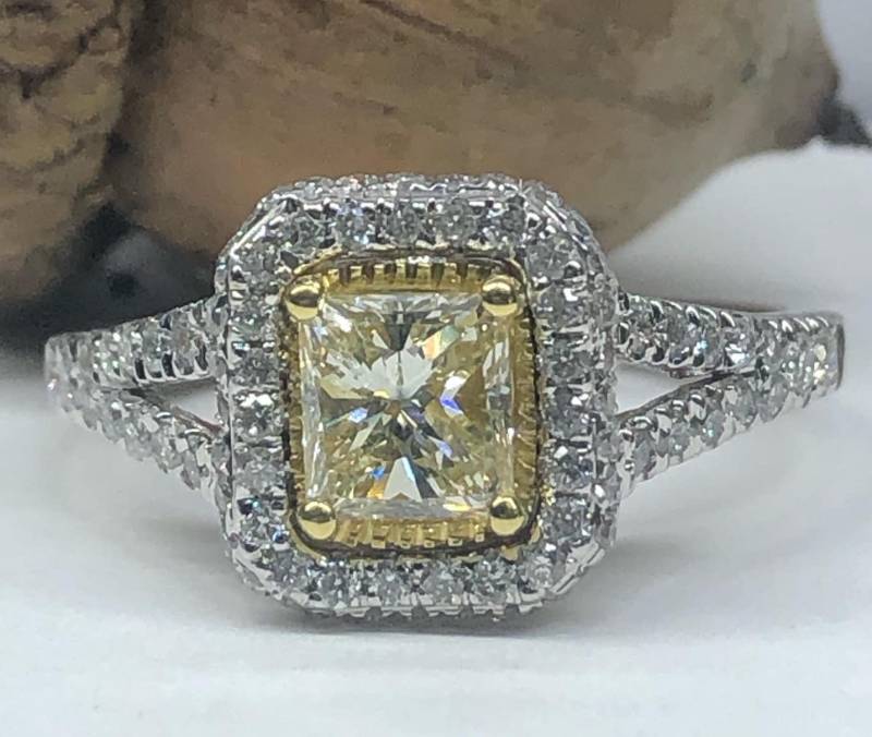 1.29 Ct Halo Strahlenschliff Verlobungsring Mit Gelbem Diamant, Micro Pave Set Split Shank Brautvorschlag Ring, 18K Weißgold 1.29 Ct Halo Strahlenschliff Verlobungsring Mit Gelbem Diamant, Micro Pave Set Split Shank Brautvorschlag Ring, 18K Weißgold von USJewelryFactory