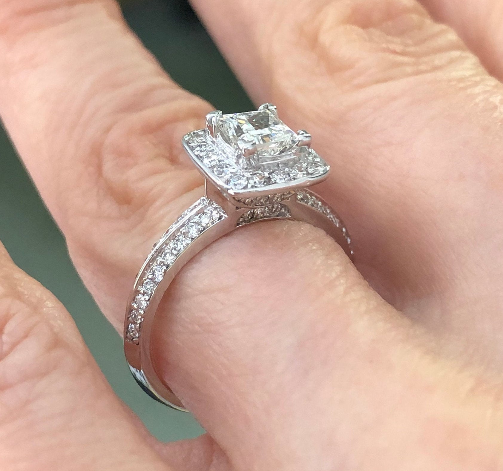 1.32Ctw Princess Cut Diamant Verlobungsring, 14K Weißgold Pave Halo von USJewelryFactory