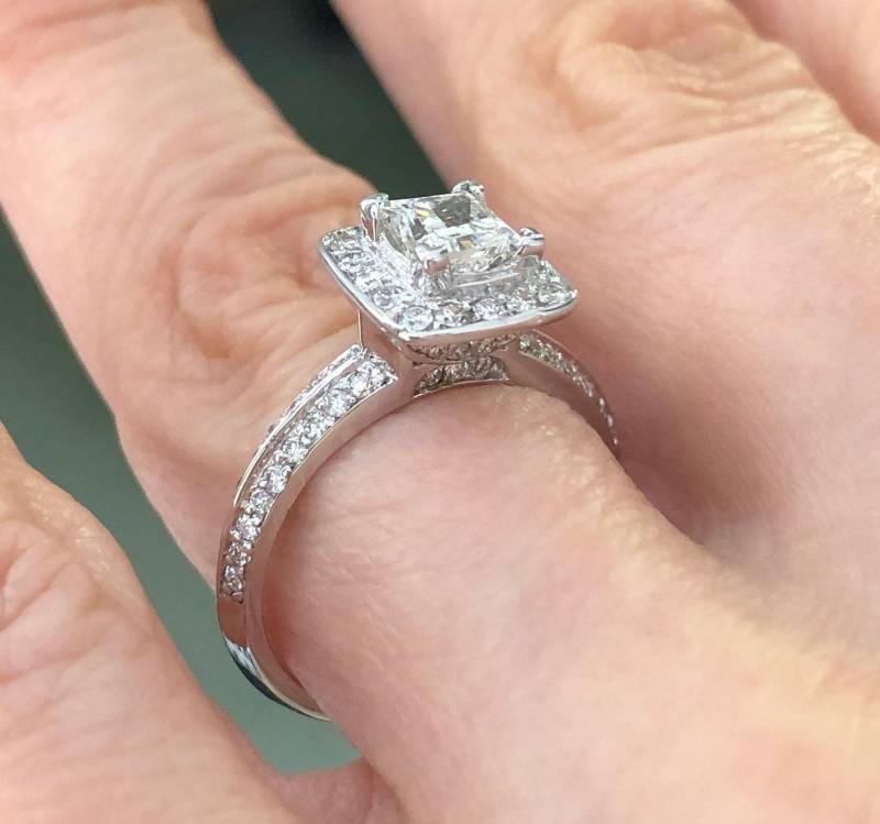 1.32Ctw Princess Cut Diamant Verlobungsring, 14K Weißgold Pave Halo von USJewelryFactory