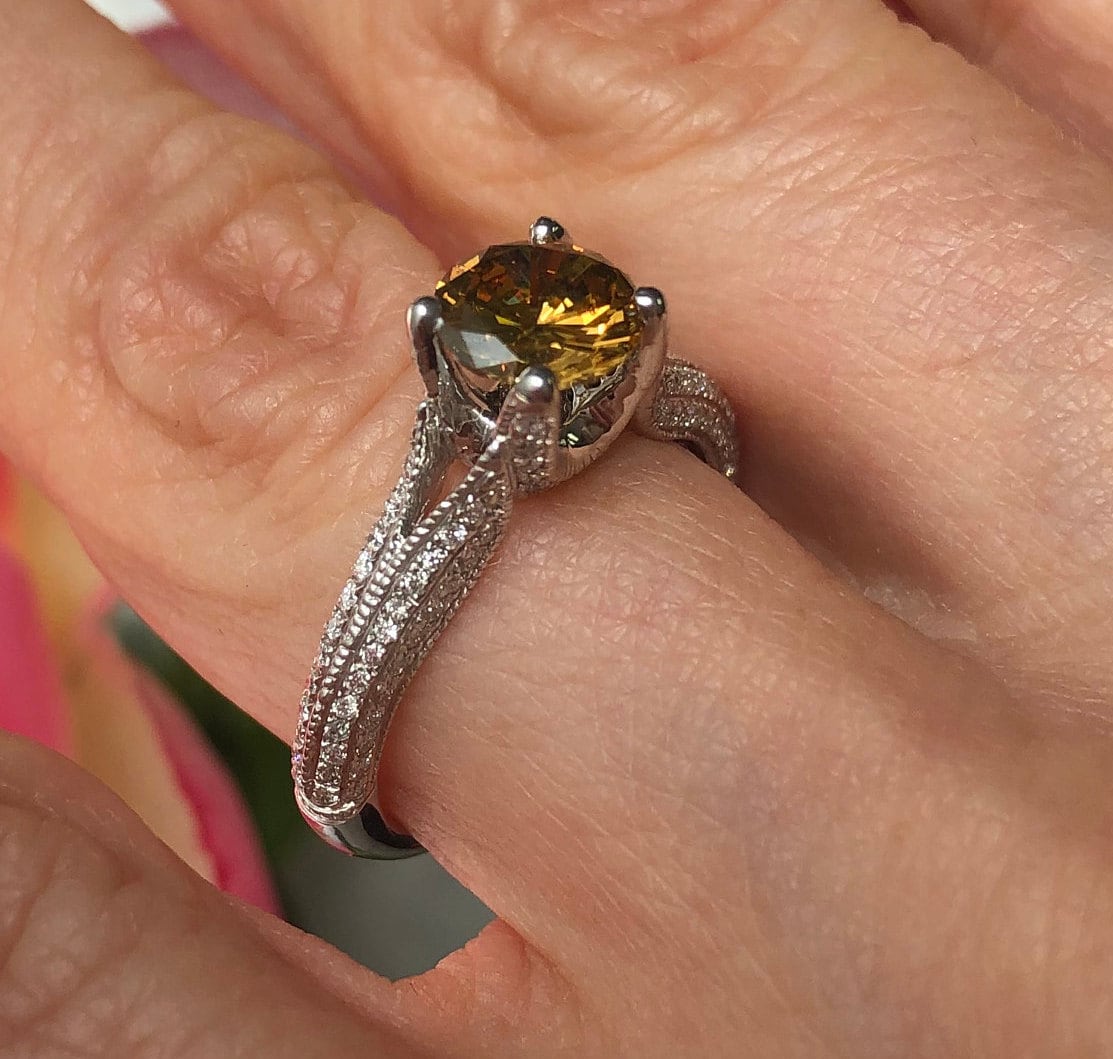 1.46Ctw Champagner Diamant Verlobungsring, 14K Weißgold Micro Pave Split Schaft von USJewelryFactory