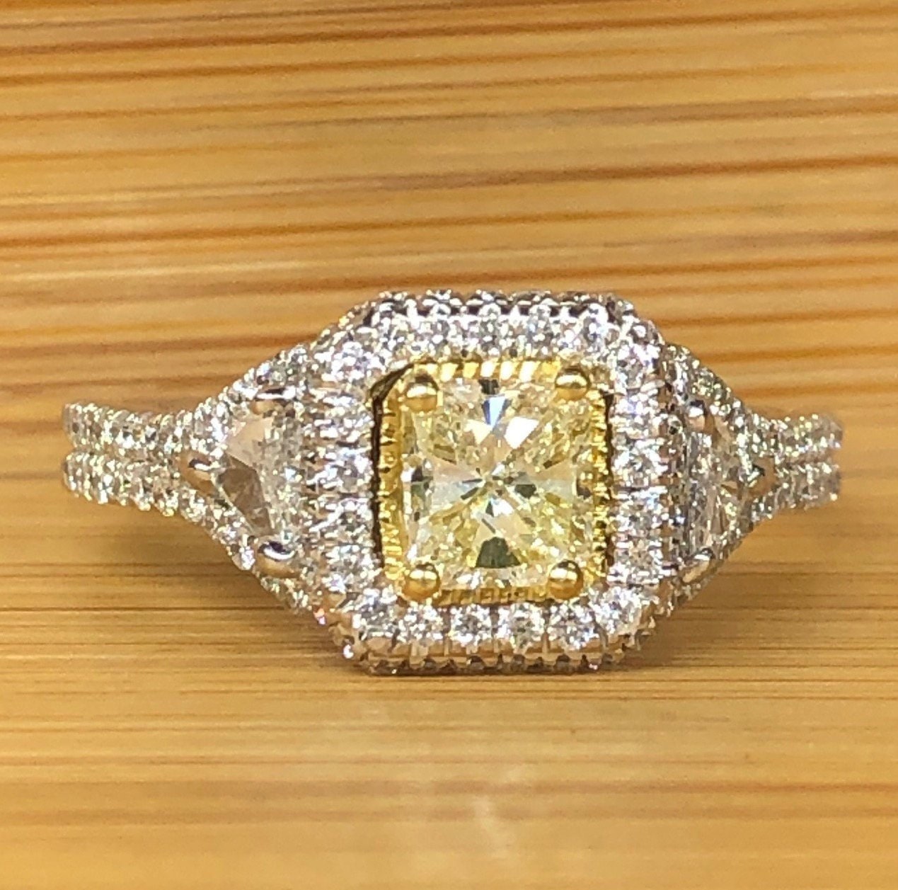 1.47Ct Gelber Diamant Verlobungsring Im Strahlenschliff Trillion Seitensteine, 750 Weißgold 1.47Ct Gelber Diamant Verlobungsring Im Strahlenschliff Trillion Seitensteine, 750 Weißgold von USJewelryFactory