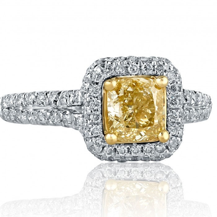 1.57 Ct Diamant-Verlobungsring Im Kissenschliff, Gelber Diamant Jubiläumsring, Halo Vorschlagring, Geteiltes Schaftband Aus 18 Karat Weißgold von USJewelryFactory