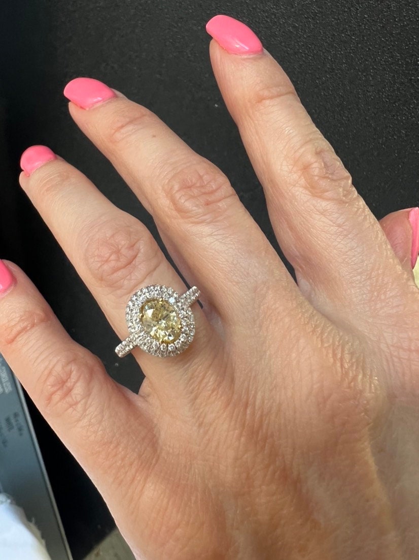 1.62Ct Ovaler Diamant-Verlobungsring, Doppelter Gelber Diamantring, Pflastern Natürliche Ovale Diamant-Ehering 18K Weißgold 1.62Ct Ovaler Diamant-Verlobungsring, Doppelter Gelber Diamantring, Pflastern Natürliche Ovale Diamant-Ehering 18K Weißgold von USJewelryFactory