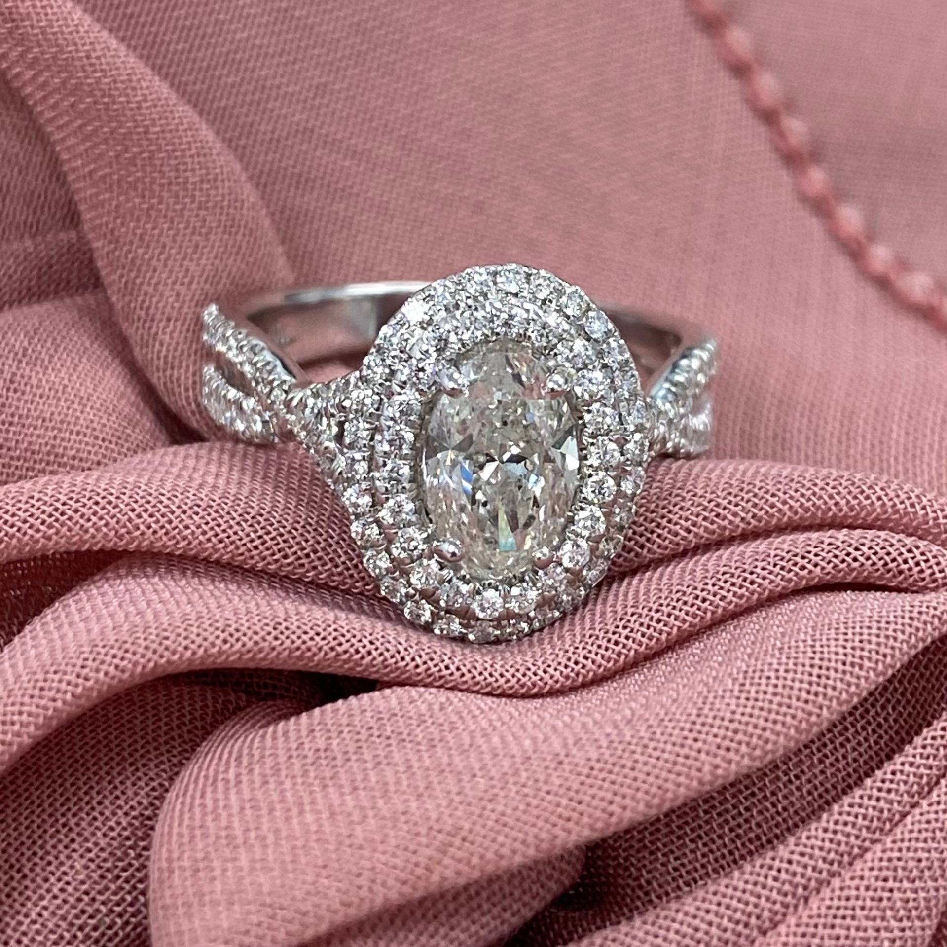 1.83 Tcw Oval Diamant Verlobungsring 18K Weißgold Split Shank Halo 1.83 Tcw Oval Diamant Verlobungsring 18K Weißgold Split Shank Halo von USJewelryFactory