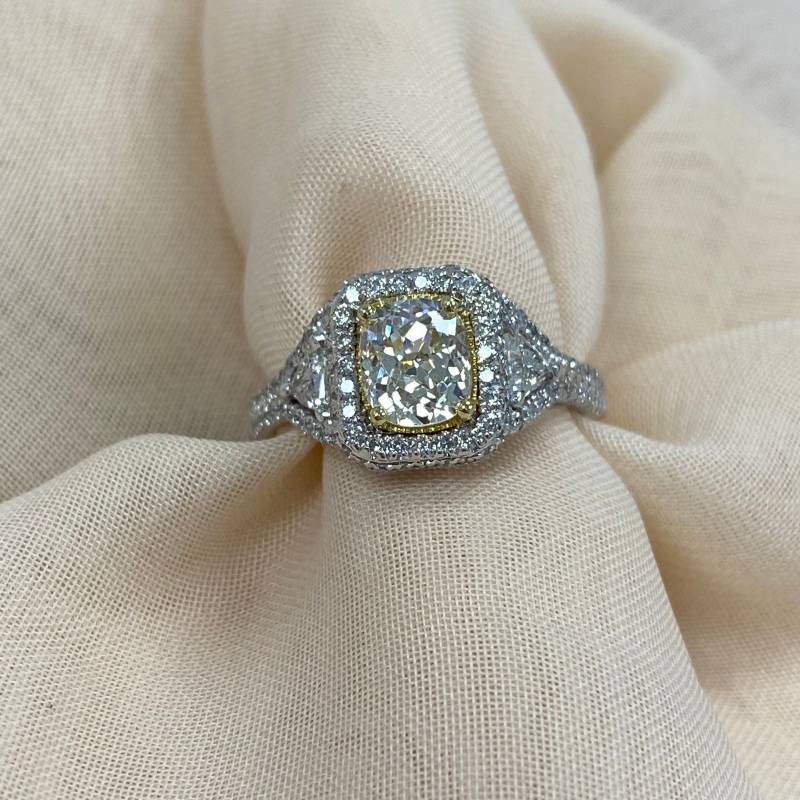 1.90Ctw Kissenschliff Schwach Gelber Diamant Halo Verlobungsring, 750 Weißgold von USJewelryFactory