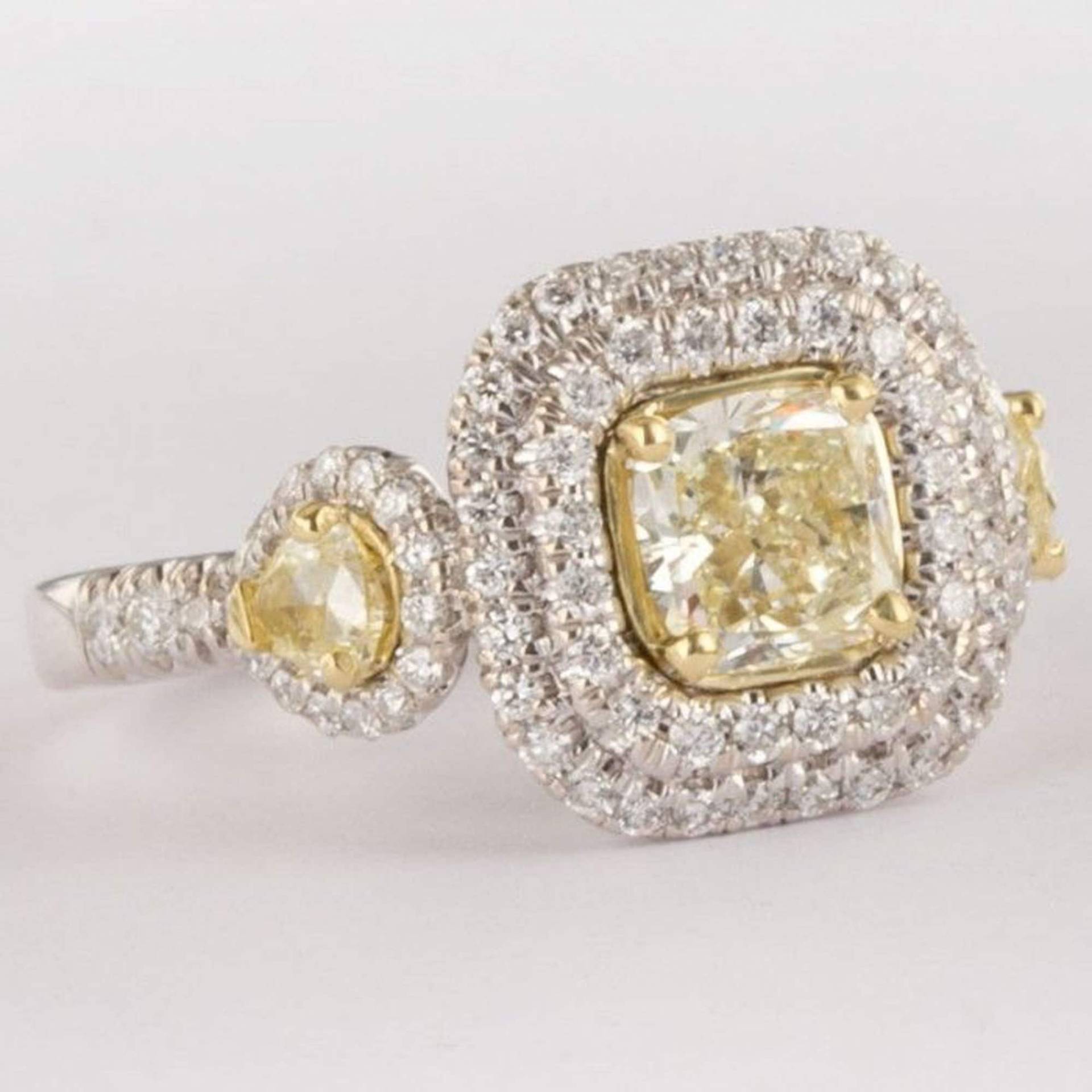 2.09Ctw Kissenschliff Gelb Diamant Halo Verlobungsring, Birne Seitensteine, 14K Weißgold von USJewelryFactory