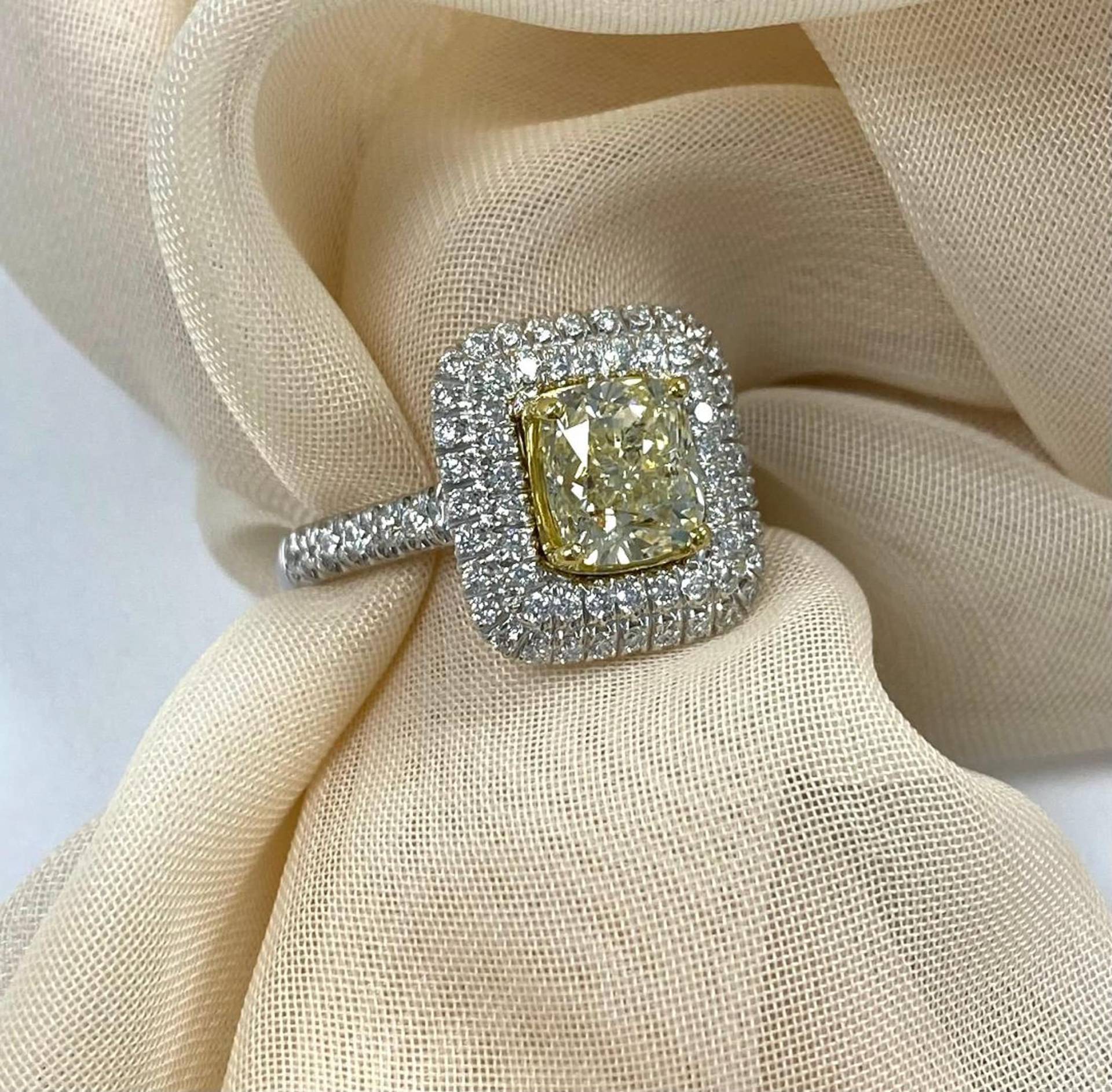 2.53Ctw Diamant Verlobungsring, Hellgelber 18K Weissgold Halo von USJewelryFactory